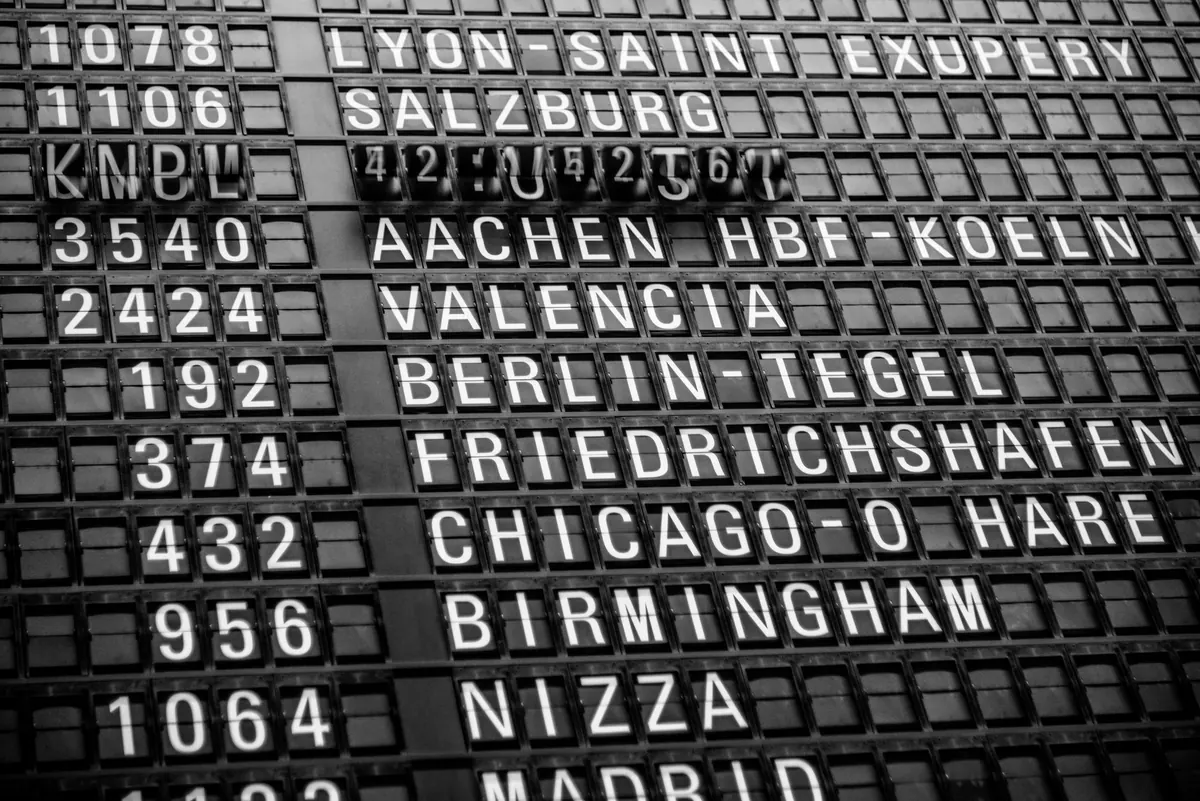 Should You Book Flights Directly with Airlines or Through Comparison Sites?
